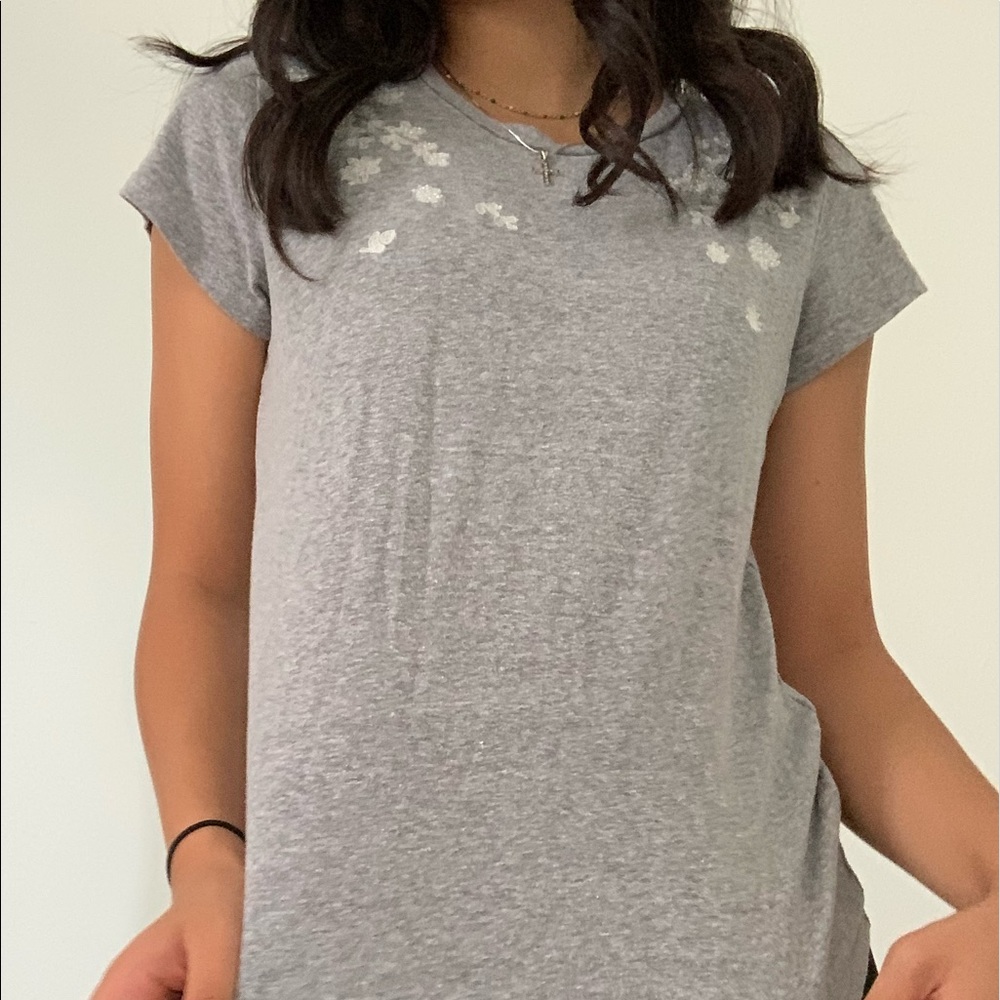 Gray t-shirt with bead flowers